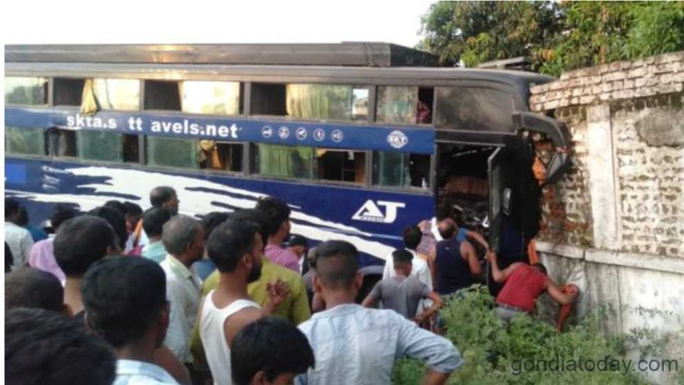 हैदराबादहून लांजीकडे जाणाऱ्या खासगी बसला गोरेगावजवळ भीषण अपघात