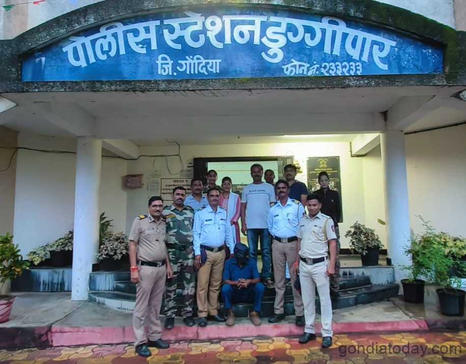 नोकरीचे आमिष दाखवून फसवणूक करणाऱ्याला अटक पोलिसांचा गणवेश बनावट