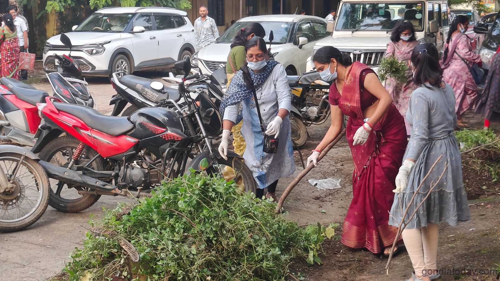 स्वच्छता मोहिम 320 कर्मचाऱ्यांचा सहभागातून जिल्हा परिषदेत 21 ब्लॅकस्पॉस्ट