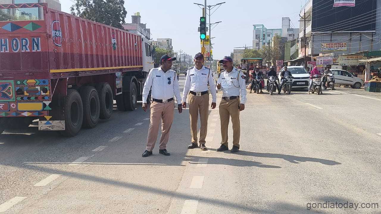 शहर अवंती चौक रिंगरोडवरील ट्रॅफिक सिग्नल व ट्रॅफिक