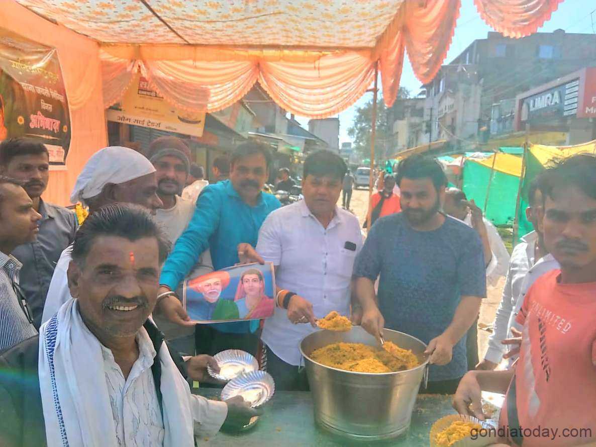 शिक्षिका क्रांतीज्योती सावित्रीबाई फुले यांची जयंती भाजी मार्केटमध्ये साजरी