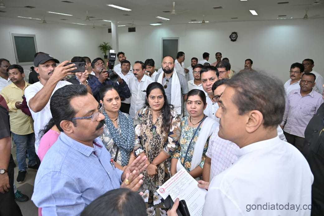 पटेलच्या आगमनाची बातमी सुरू होताच जनता दरबार बागेत भरला