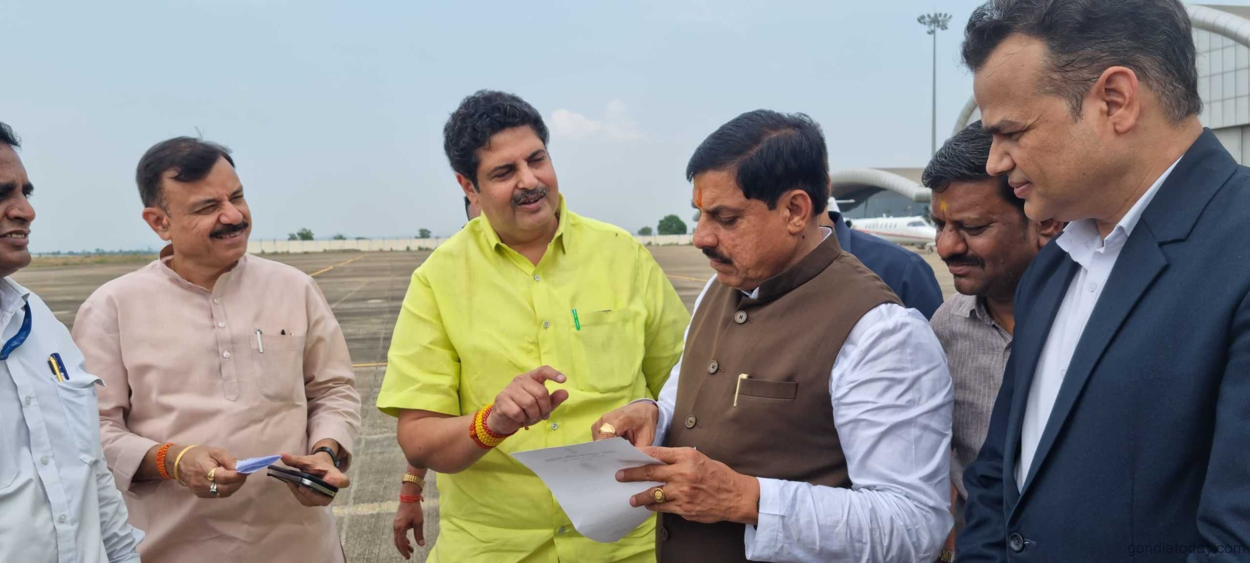 विमानतळावर आमदार विनोद अग्रवाल यांनी मुख्यमंत्री मोहन यादव यांची