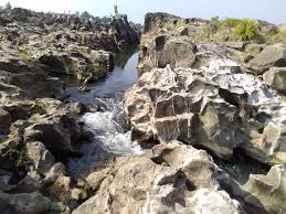 Shivkund Waterfall – Gondia’s Hidden Monsoon Paradise 2 Discover Shivkund Waterfall in Gondia, Maharashtra – a lesser-known monsoon gem. Learn about its location, travel tips, and the best season to visit.