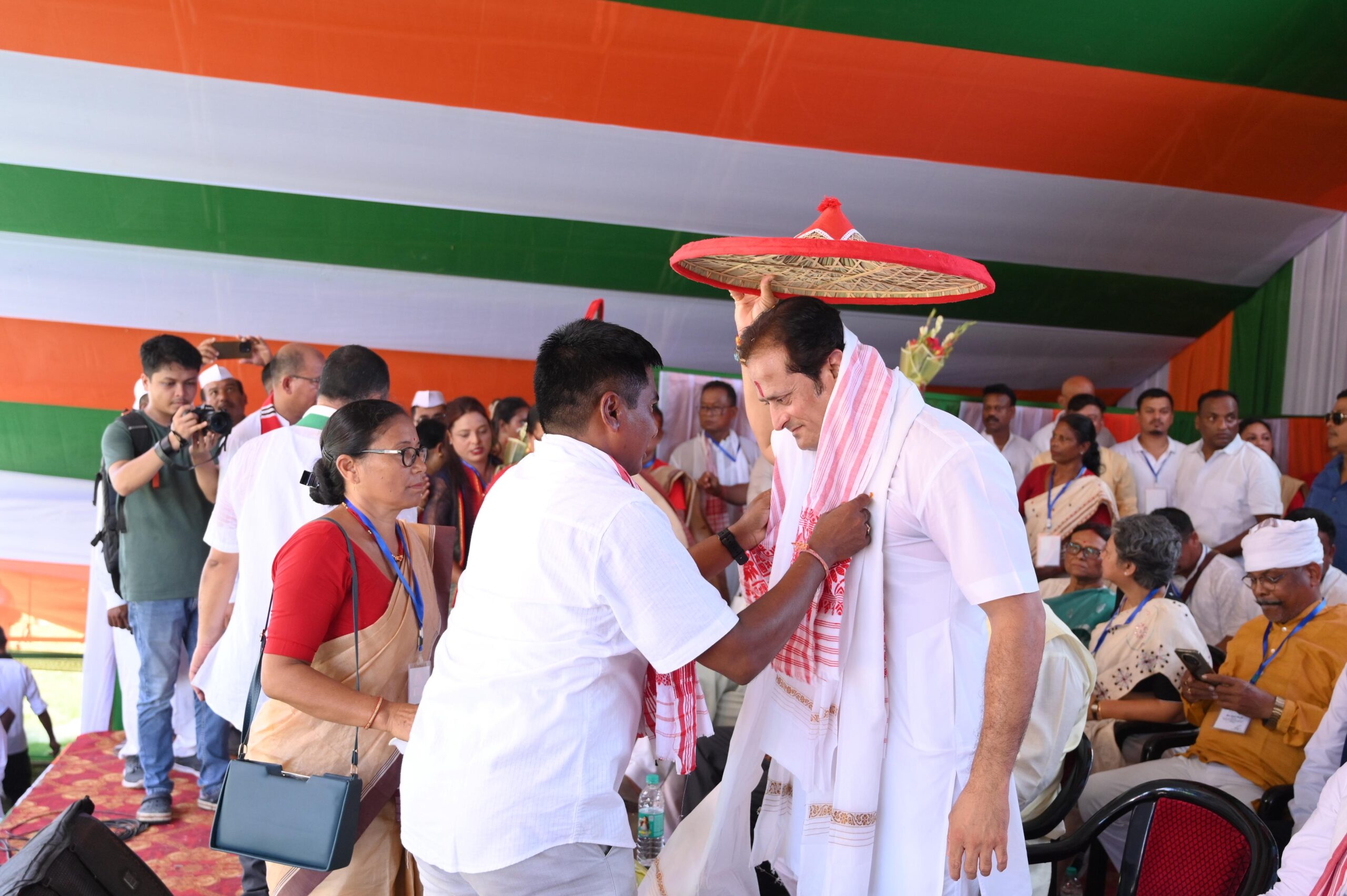 डिब्रूगढ़ में ‘‘वोट चोर, गद्दी छोड़’’ रैली में शामिल कांग्रेस कार्यकर्ता