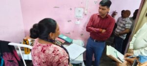 लखीमपुर खीरी के खमरिया सीएचसी पर सीडीओ अभिषेक कुमार का औचक निरीक्षण, डॉक्टर-स्टाफ लापता मिले