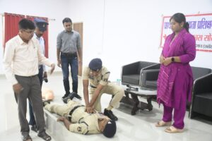 राजनांदगांव पुलिस जवानों को रेडक्रॉस द्वारा सीपीआर और प्राथमिक उपचार का प्रशिक्षण