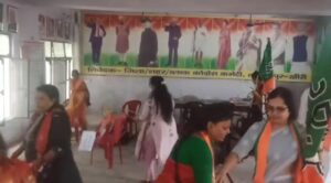 लखीमपुर खीरी में सियासी बवाल – भाजपा महिला मोर्चा ने कांग्रेस कार्यालय में की तोड़फोड़ 2 लखीमपुर खीरी में भाजपा महिला मोर्चा का कांग्रेस कार्यालय पर प्रदर्शन