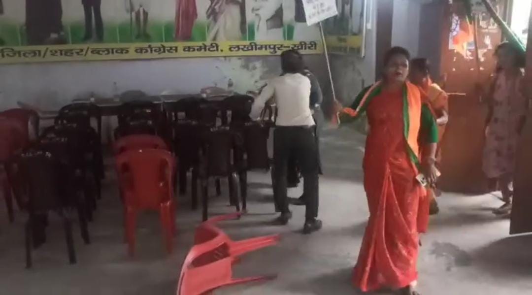 लखीमपुर खीरी में भाजपा महिला मोर्चा का कांग्रेस कार्यालय पर प्रदर्शन