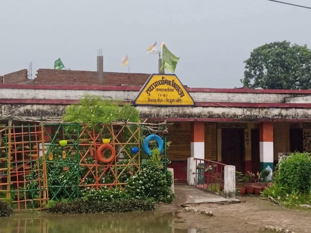 लखीमपुर खीरी स्कूल में तिरंगा हटाकर फहराया फिलिस्तीन का झंडा