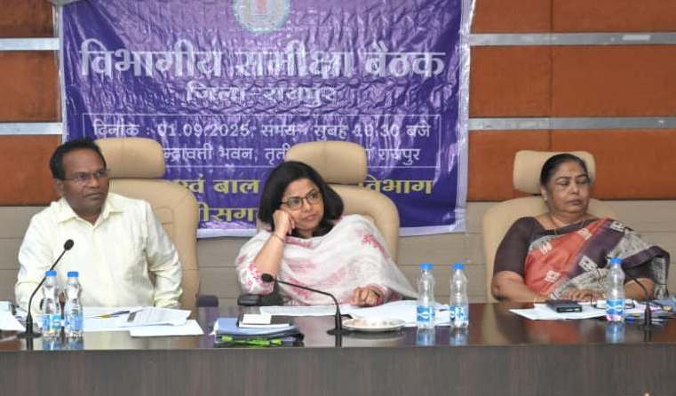 रायपुर में आंगनबाड़ी सेवाओं की समीक्षा बैठक में सचिव शम्मी आबिदी।