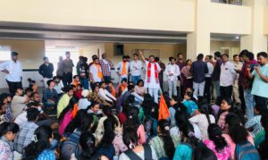 दुर्ग विश्वविद्यालय में ABVP कार्यकर्ताओं ने शोधवृत्ति, भर्ती और वेतनमान सहित कई मुद्दों को लेकर उग्र आंदोलन किया।