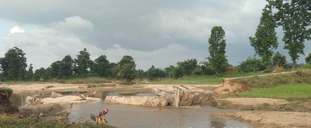 बलरामपुर लुत्ती डैम हादसा – कृषि मंत्री रामविचार नेताम प्रभावित परिवारों से मिले