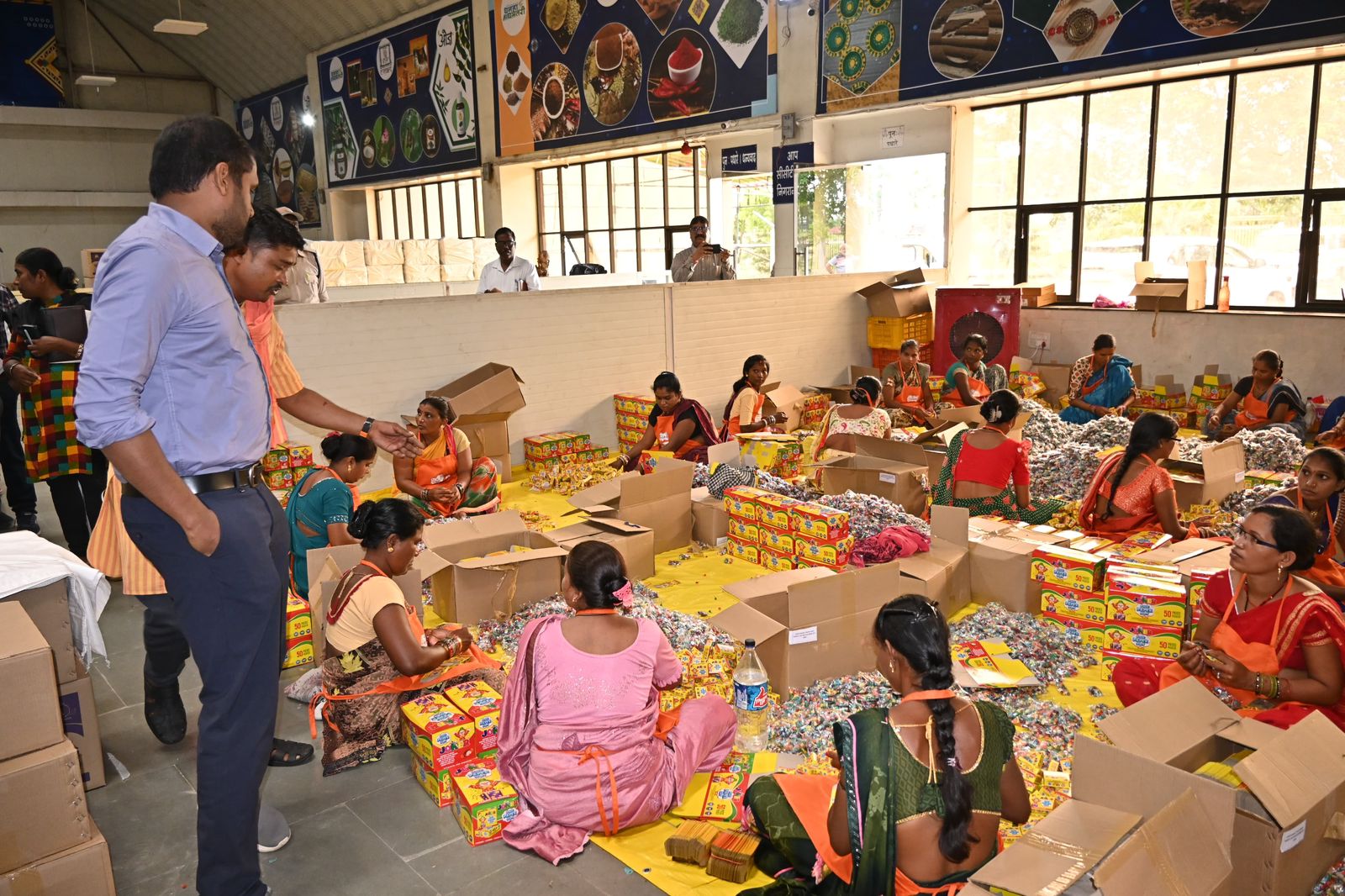 धमतरी में महिलाएँ ग्रीन पटाखों का निर्माण करती हुईं