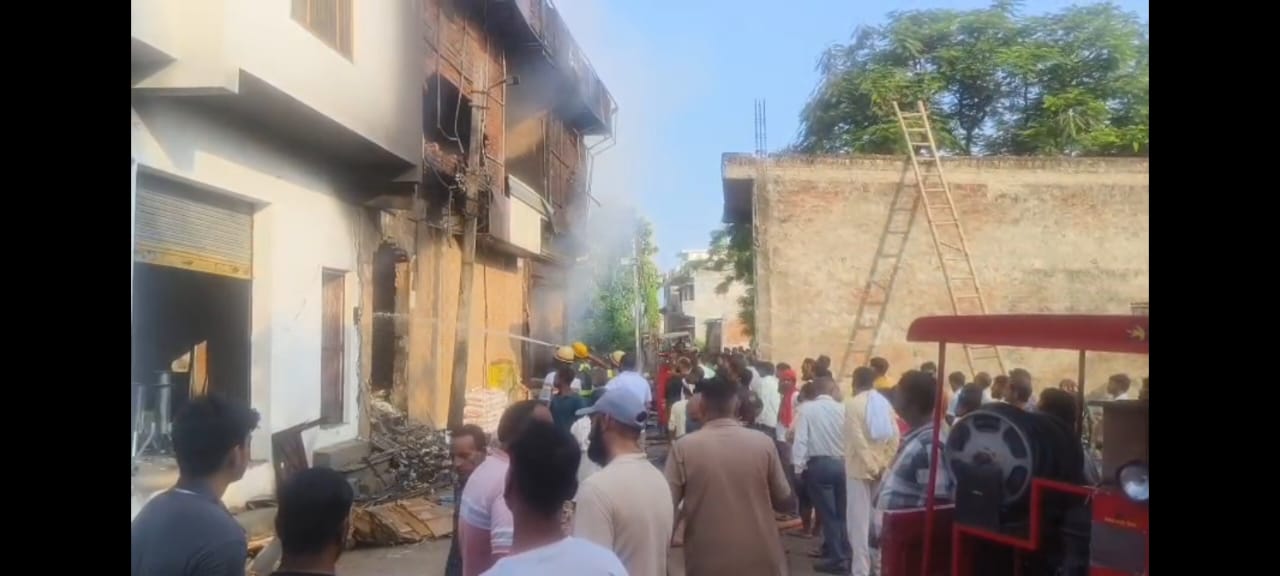 लखीमपुर खीरी के मोहम्मदी में भीषण आग, करोड़ों का नुकसान