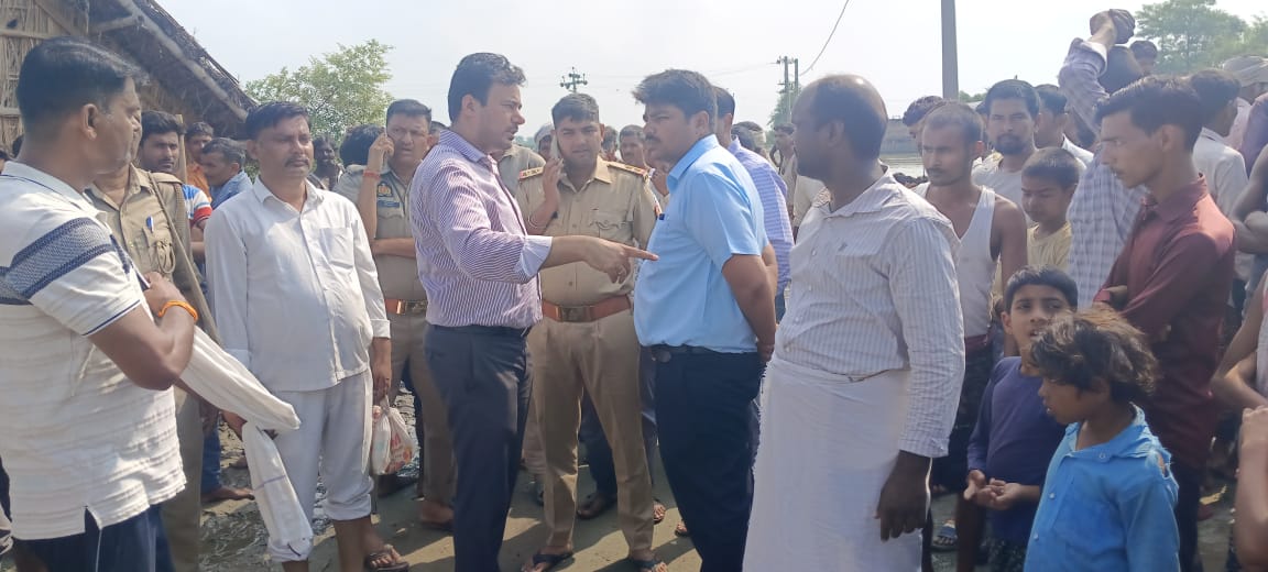 लखीमपुर खीरी नाव हादसा – नौव्वापुर गांव में बाढ़ राहत सामग्री लेने जा रहे लोगों की नाव पलटी