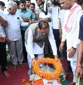 रायपुर में श्रद्धेय शांताराम जी को मुख्यमंत्री विष्णु देव साय और पूर्व सीएम रमन सिंह ने दी श्रद्धांजलि 2 मुख्यमंत्री विष्णु देव साय शांताराम जी के पार्थिव शरीर पर पुष्पचक्र अर्पित करते हुए।