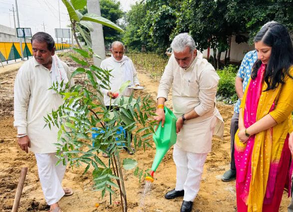 फरीदाबाद ग्रीन बेल्ट पौधारोपण मेला में पौधा लगाते कृष्णपाल गुर्जर