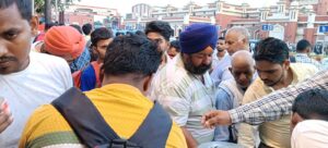 लखनऊ चारबाग स्टेशन पर PET 2025 परीक्षा देने आए छात्रों के लिए चाय-नाश्ते का वितरण