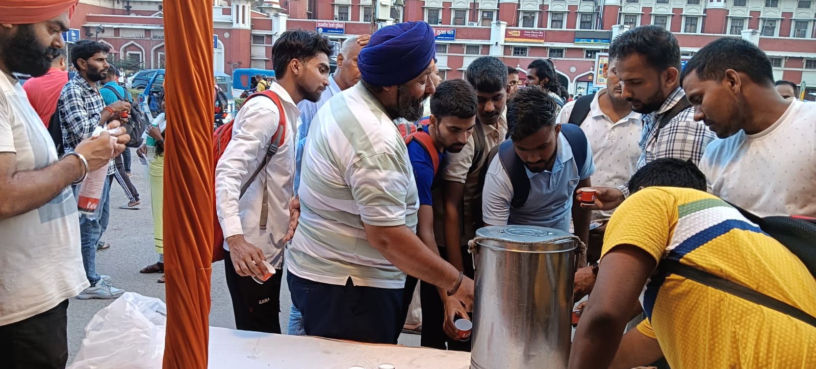 लखनऊ चारबाग स्टेशन पर PET 2025 परीक्षा देने आए छात्रों के लिए चाय-नाश्ते का वितरण