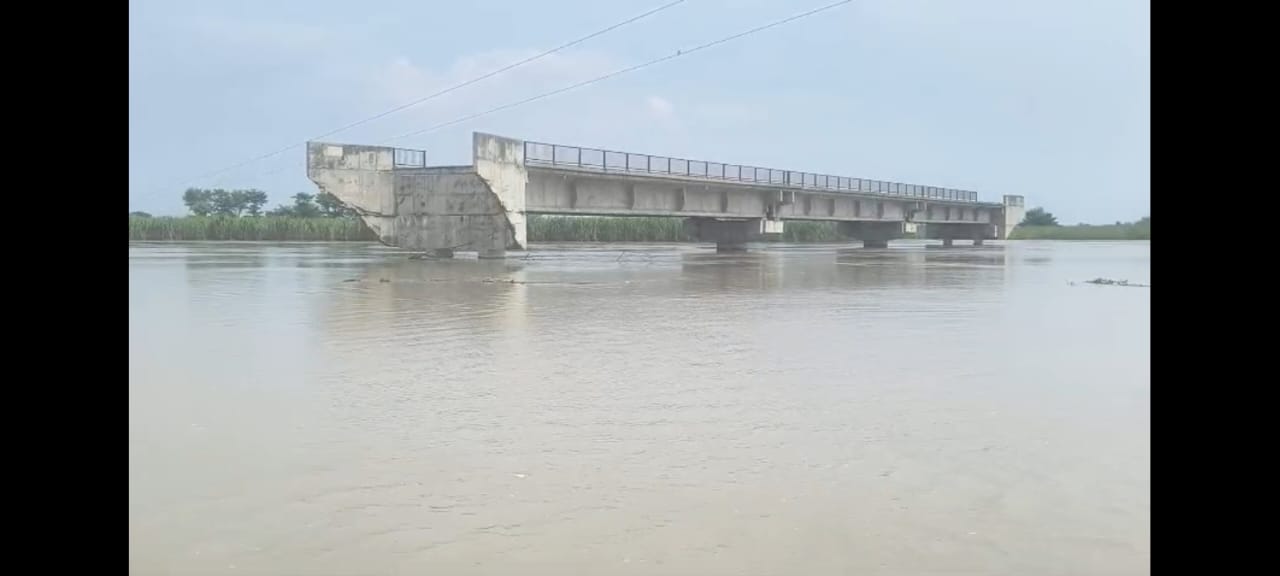 लखीमपुर खीरी में शारदा नदी का जलस्तर बढ़ने से गांव जलमग्न