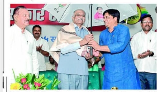 विधायक विजय रहांगडाले आदर्श शिक्षकांचा सन्मान करताना