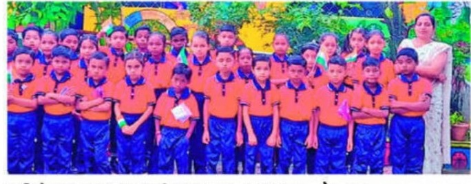प्रातिमा खोब्रागडे विद्यार्थ्यांसोबत समूह छायाचित्रात