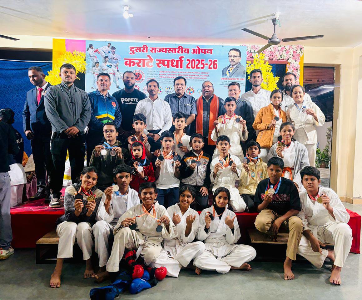 वर्धा में आयोजित राज्य स्तरीय ओपन कराटे चैंपियनशिप में पदक जीतने वाले न्यू सेल्फ डिफेन्स अकादमी, तिरोड़ा के खिलाड़ी।