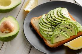 अर्धवट कापलेला ताजा अवोकॅडो.